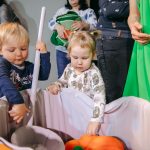 Малыши с реквизитом на детском спектакле